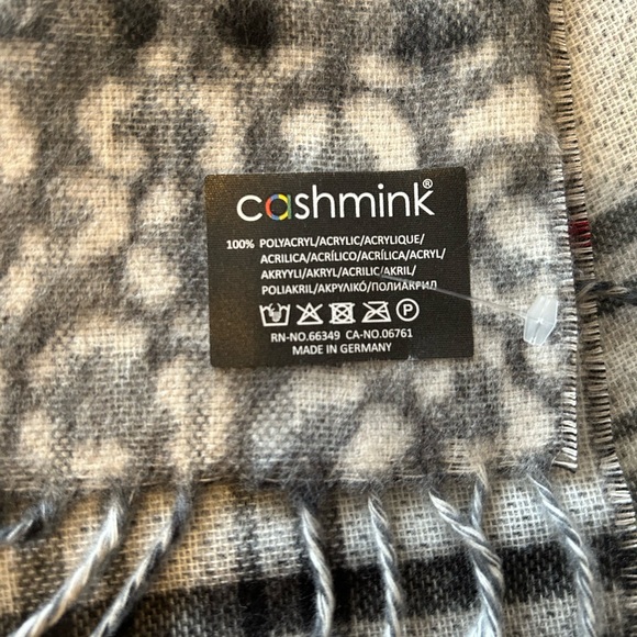 V Fraas scarf - new in box - Picture 3 of 3